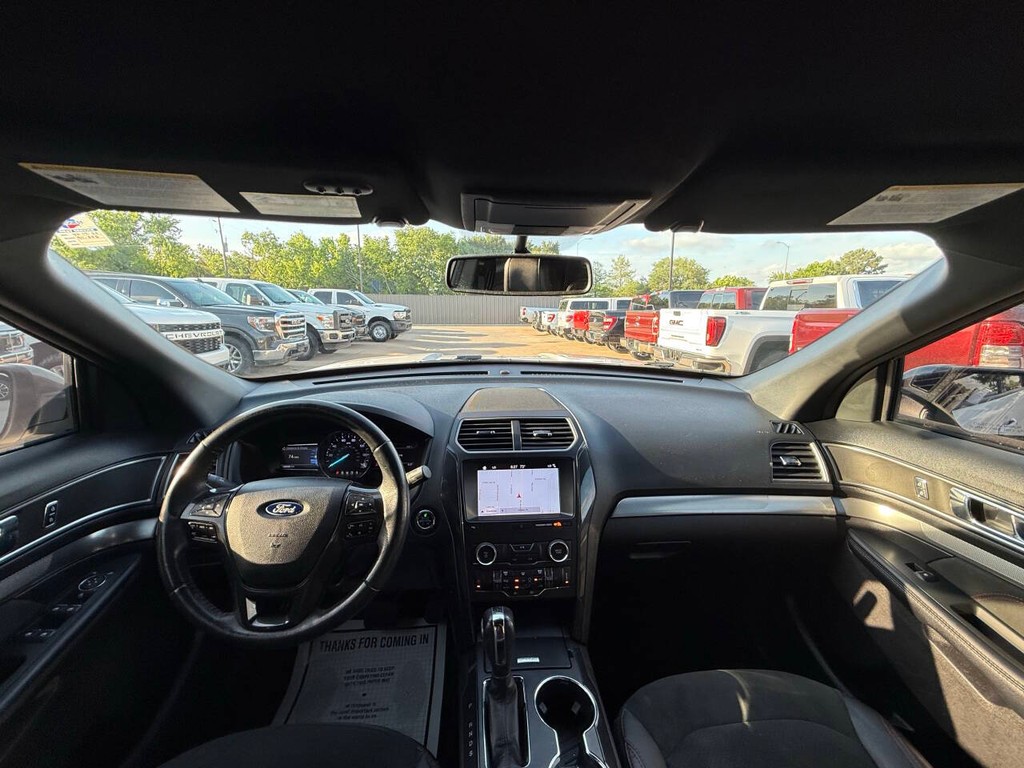 Ford Explorer Vehicle Full-screen Gallery Image 21