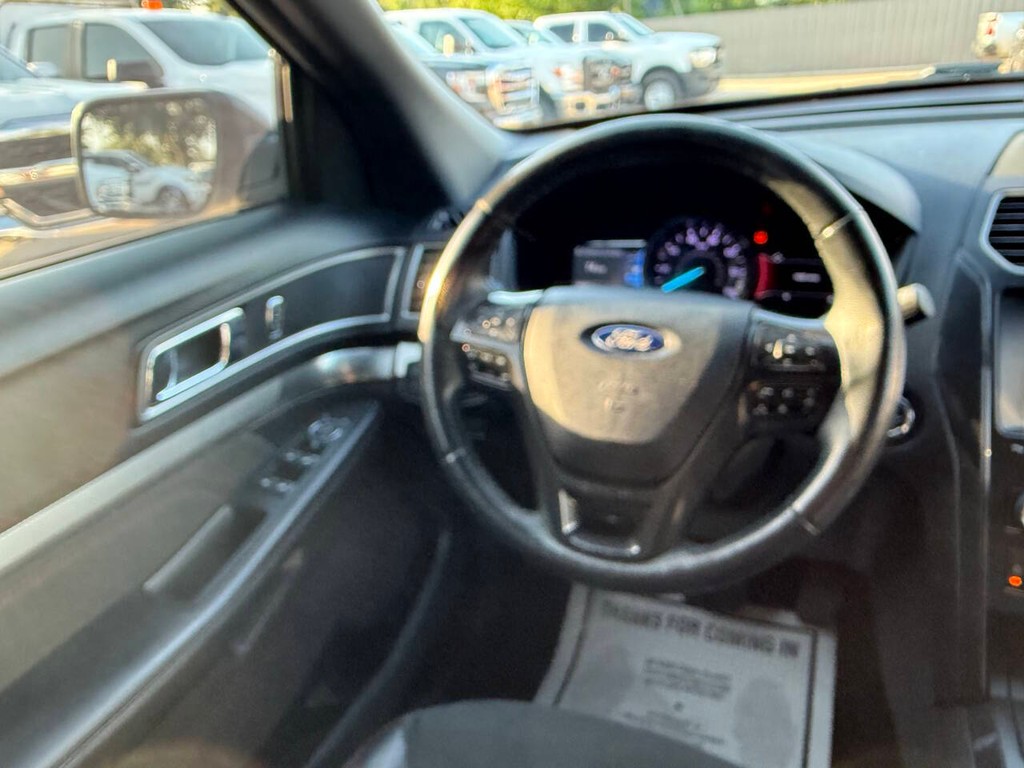 Ford Explorer Vehicle Full-screen Gallery Image 22