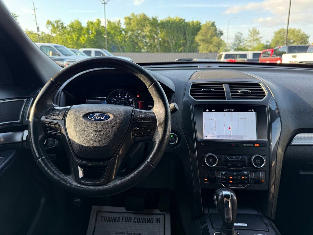 Ford Explorer Vehicle Full-screen Gallery Image 24