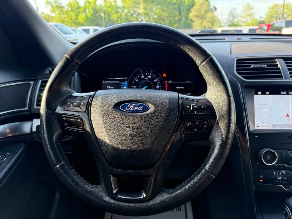 Ford Explorer Vehicle Full-screen Gallery Image 25