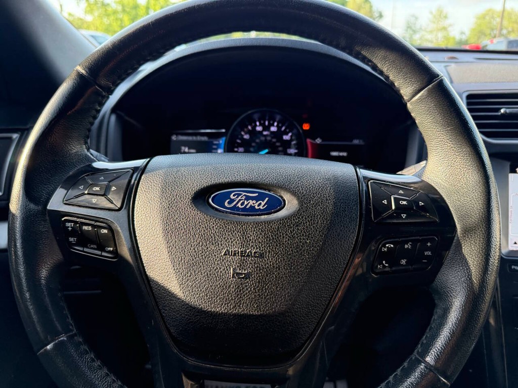 Ford Explorer Vehicle Full-screen Gallery Image 26
