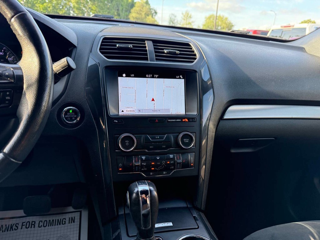 Ford Explorer Vehicle Full-screen Gallery Image 27