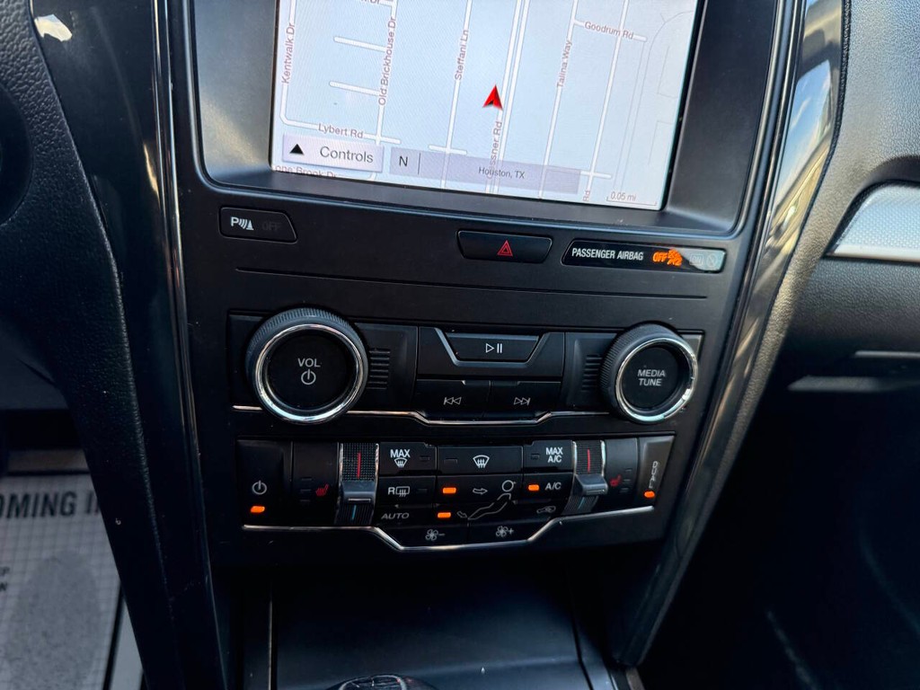 Ford Explorer Vehicle Full-screen Gallery Image 30