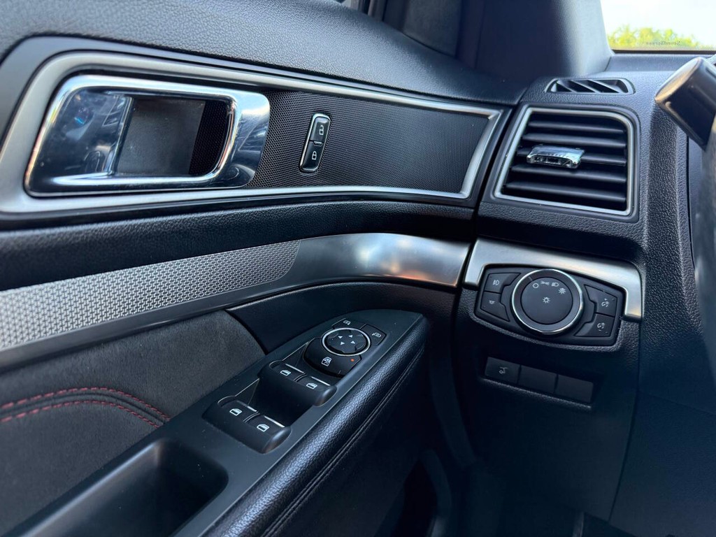 Ford Explorer Vehicle Full-screen Gallery Image 32