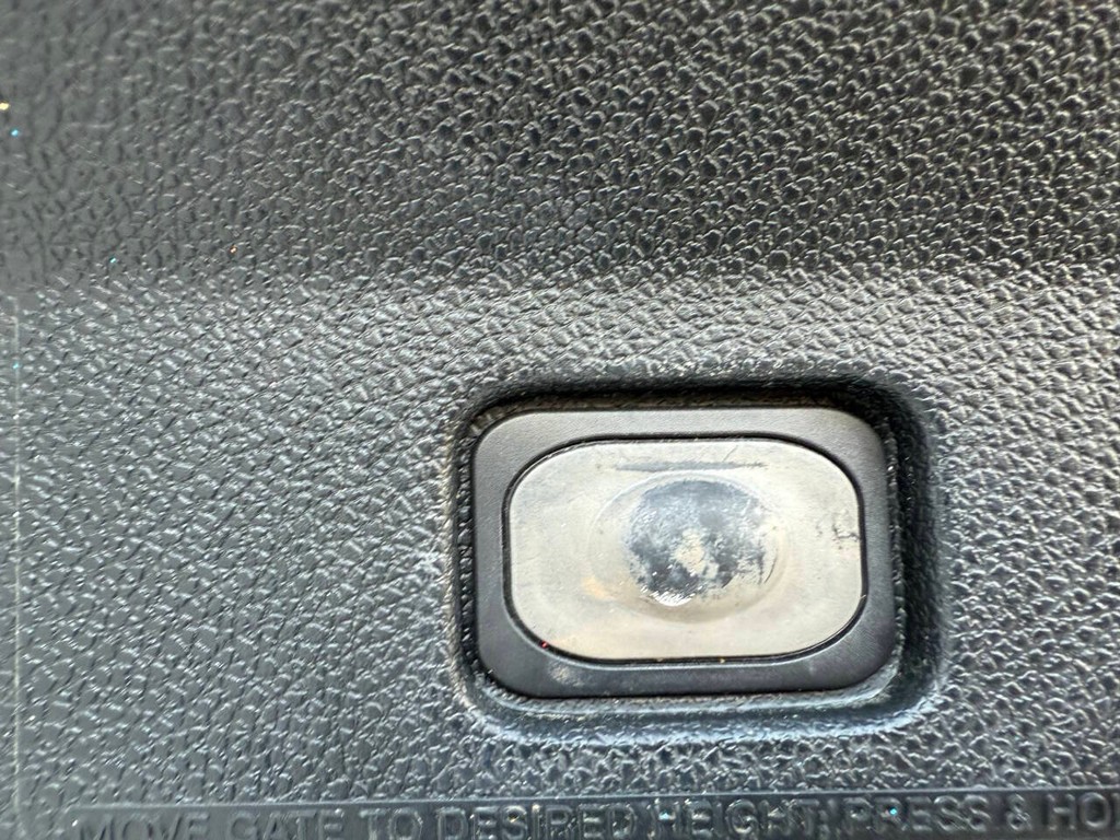 Ford Explorer Vehicle Full-screen Gallery Image 37