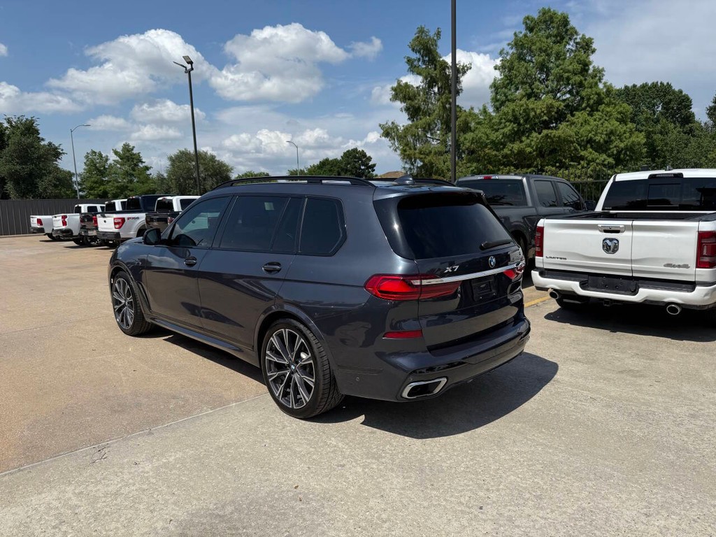 BMW X7 Vehicle Full-screen Gallery Image 04