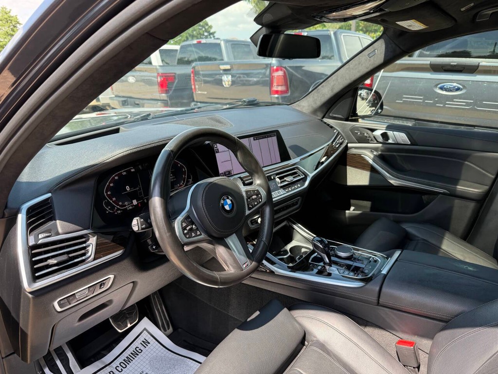 BMW X7 Vehicle Full-screen Gallery Image 06