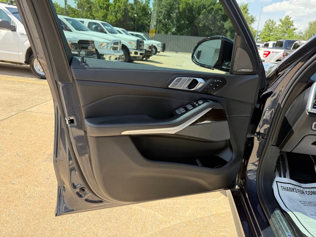 BMW X7 Vehicle Full-screen Gallery Image 08