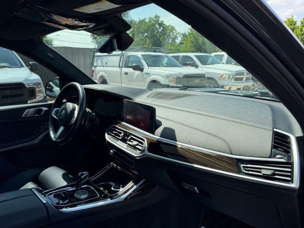BMW X7 Vehicle Full-screen Gallery Image 09