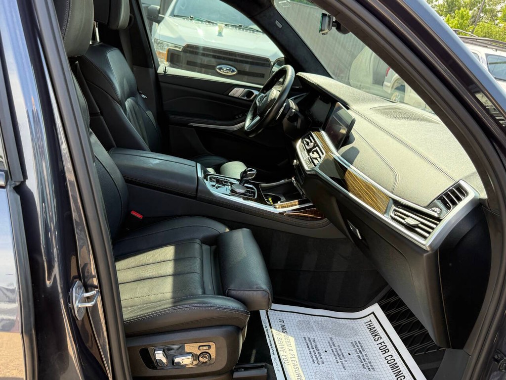 BMW X7 Vehicle Full-screen Gallery Image 10