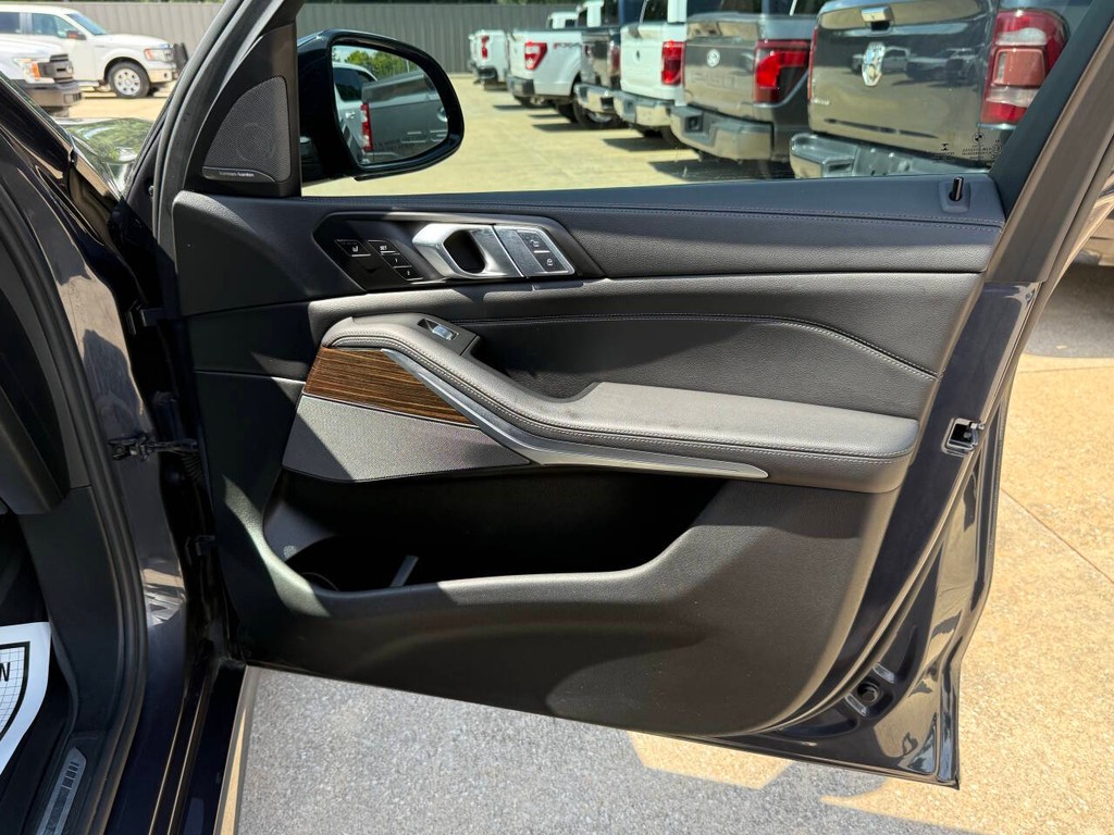 BMW X7 Vehicle Full-screen Gallery Image 11