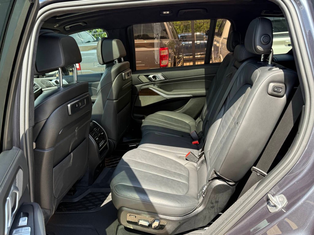 BMW X7 Vehicle Full-screen Gallery Image 12