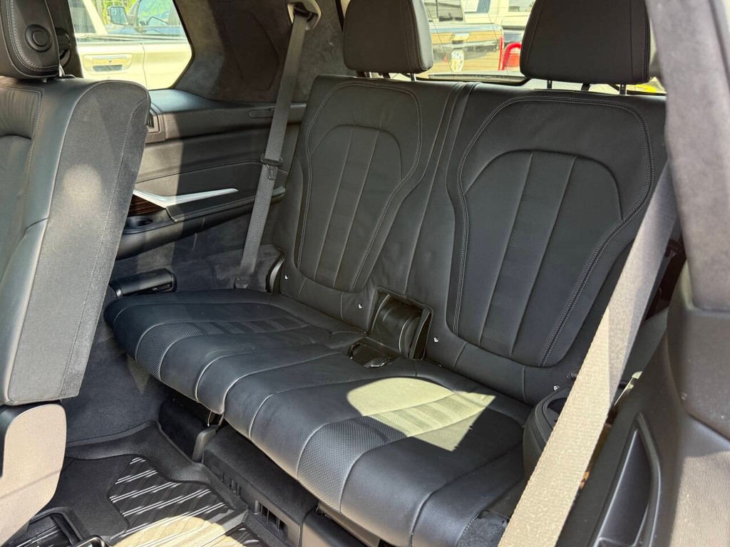 BMW X7 Vehicle Full-screen Gallery Image 13