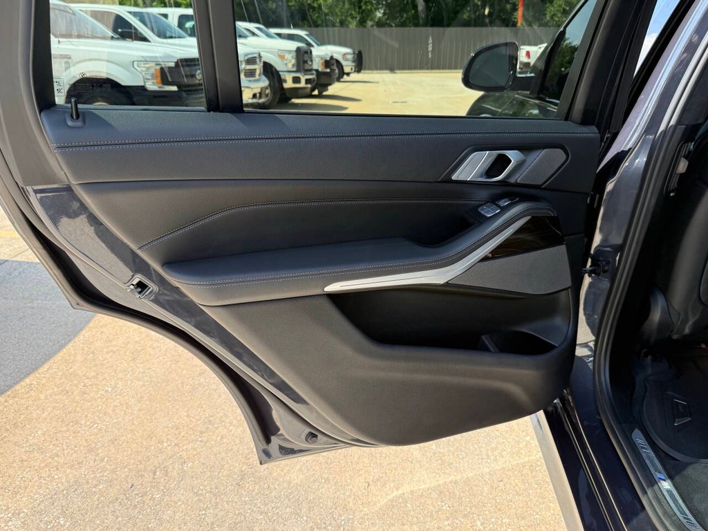 BMW X7 Vehicle Full-screen Gallery Image 14