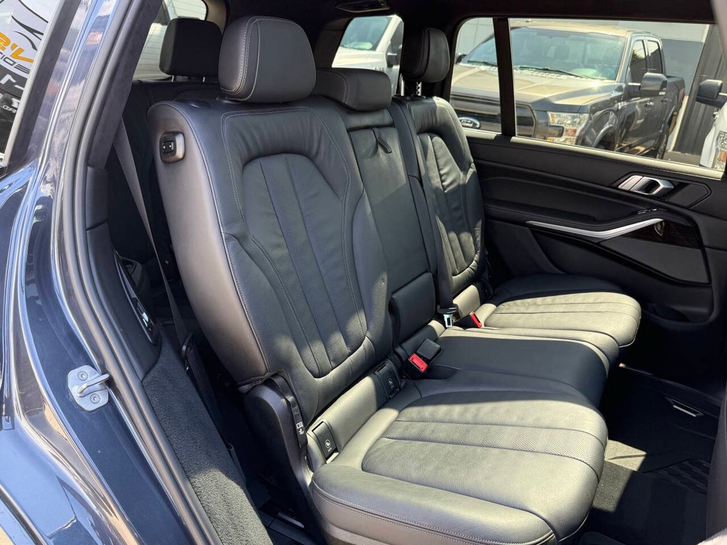 BMW X7 Vehicle Full-screen Gallery Image 15