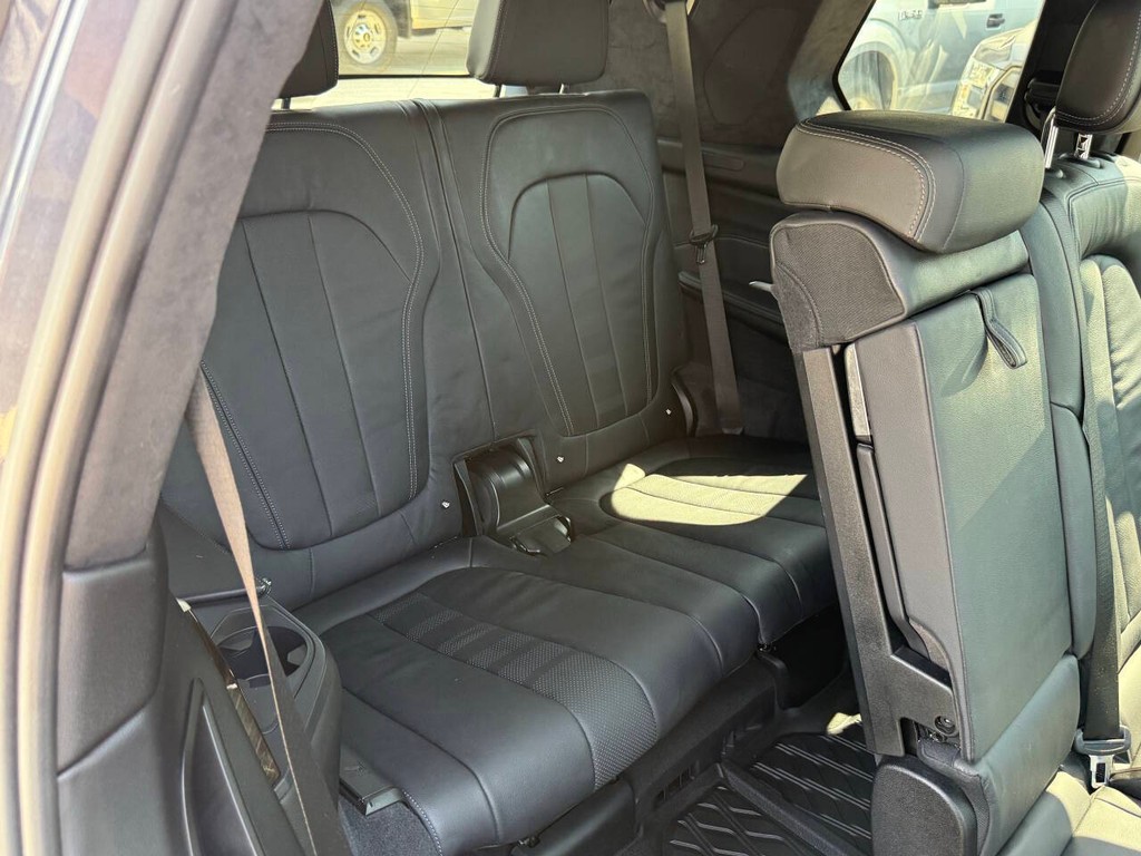 BMW X7 Vehicle Full-screen Gallery Image 16