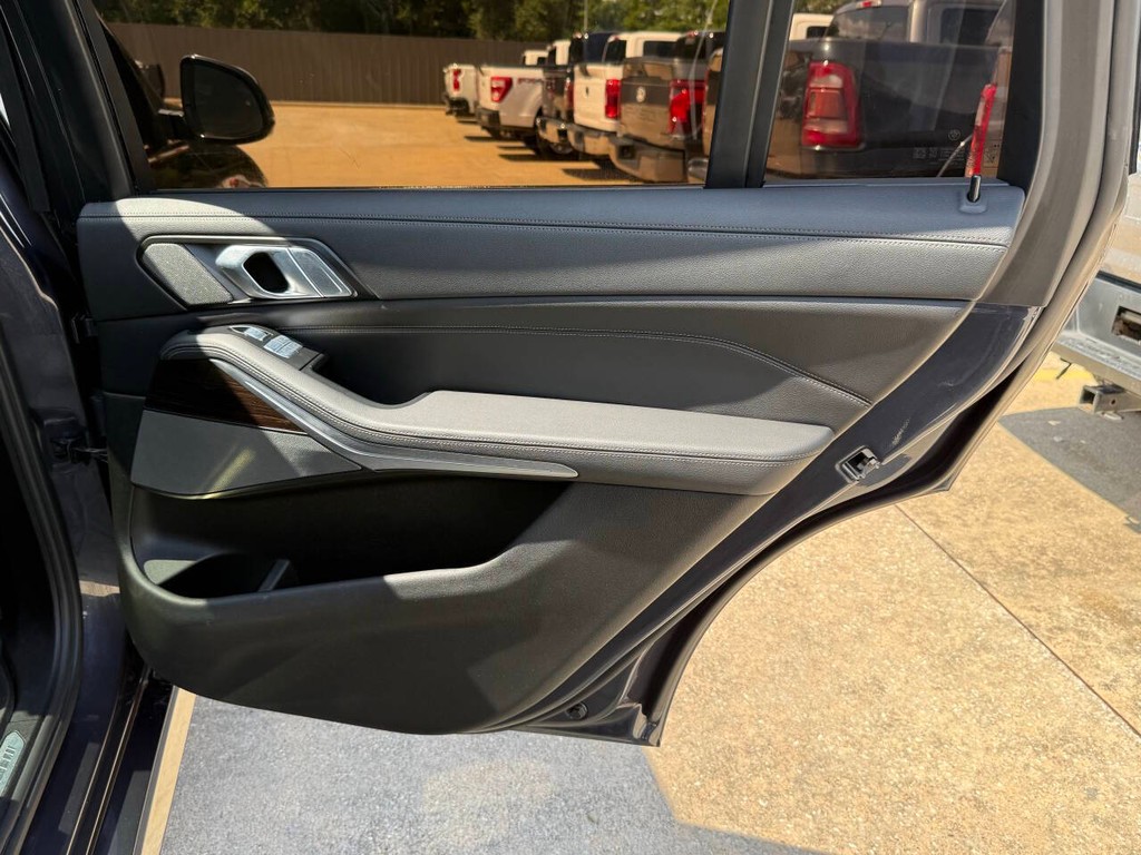 BMW X7 Vehicle Full-screen Gallery Image 17