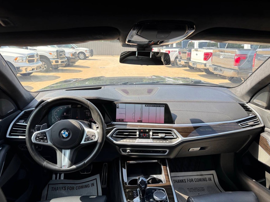 BMW X7 Vehicle Full-screen Gallery Image 18