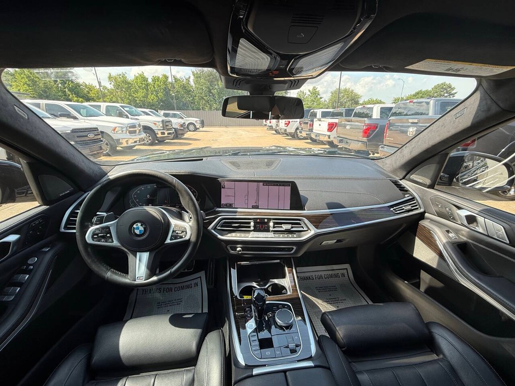 BMW X7 Vehicle Full-screen Gallery Image 19