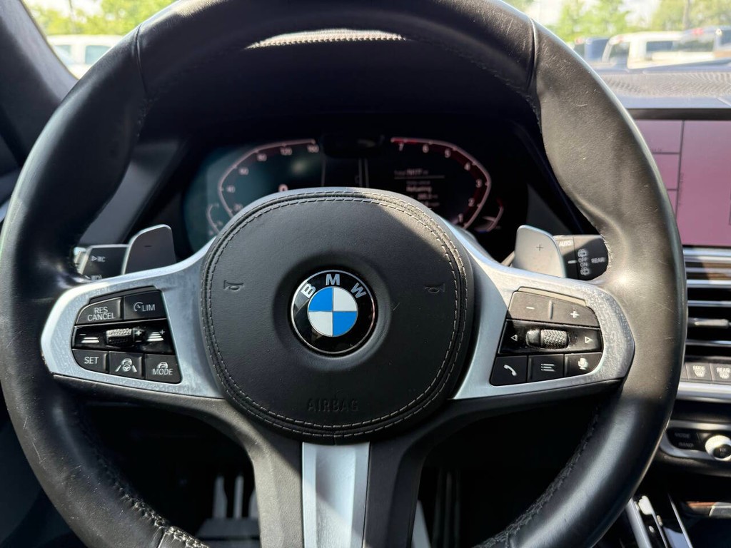 BMW X7 Vehicle Full-screen Gallery Image 21