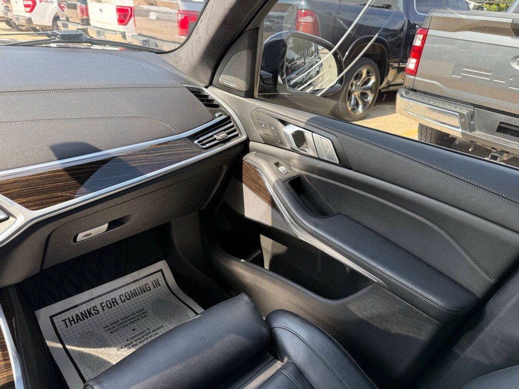 BMW X7 Vehicle Full-screen Gallery Image 23