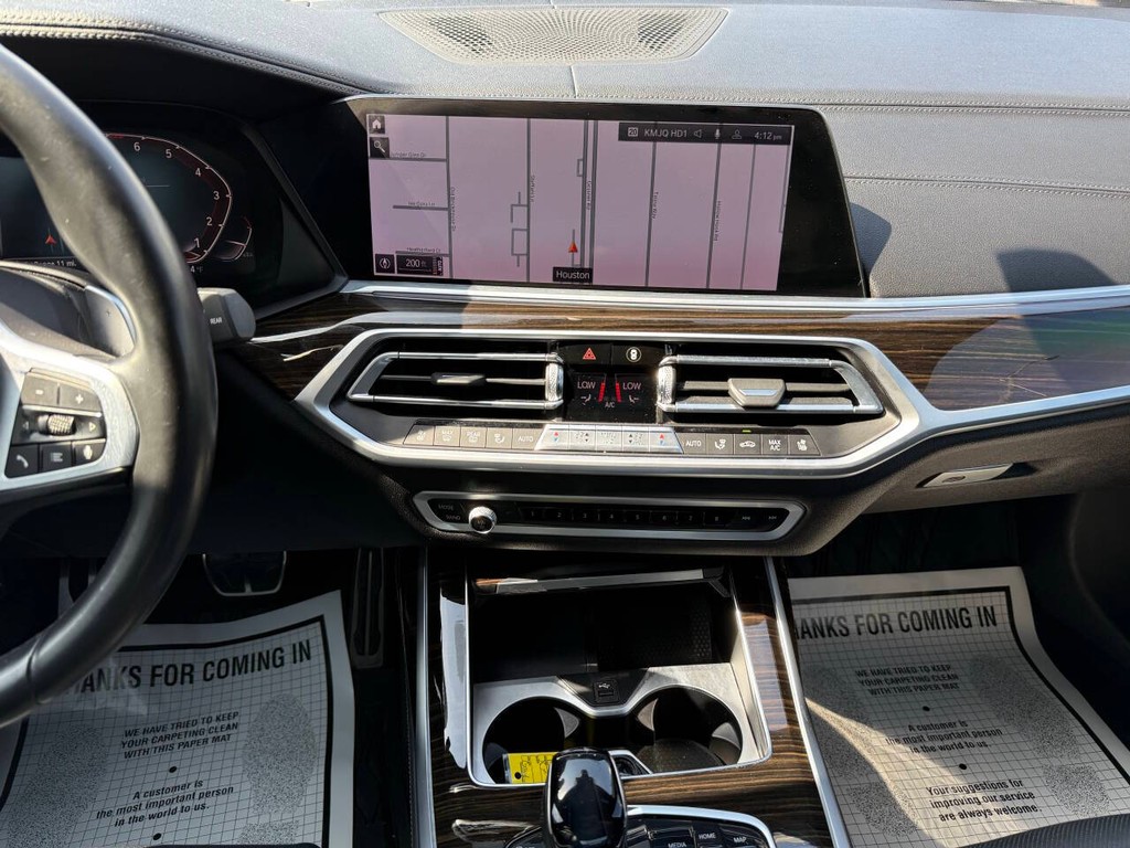 BMW X7 Vehicle Full-screen Gallery Image 24