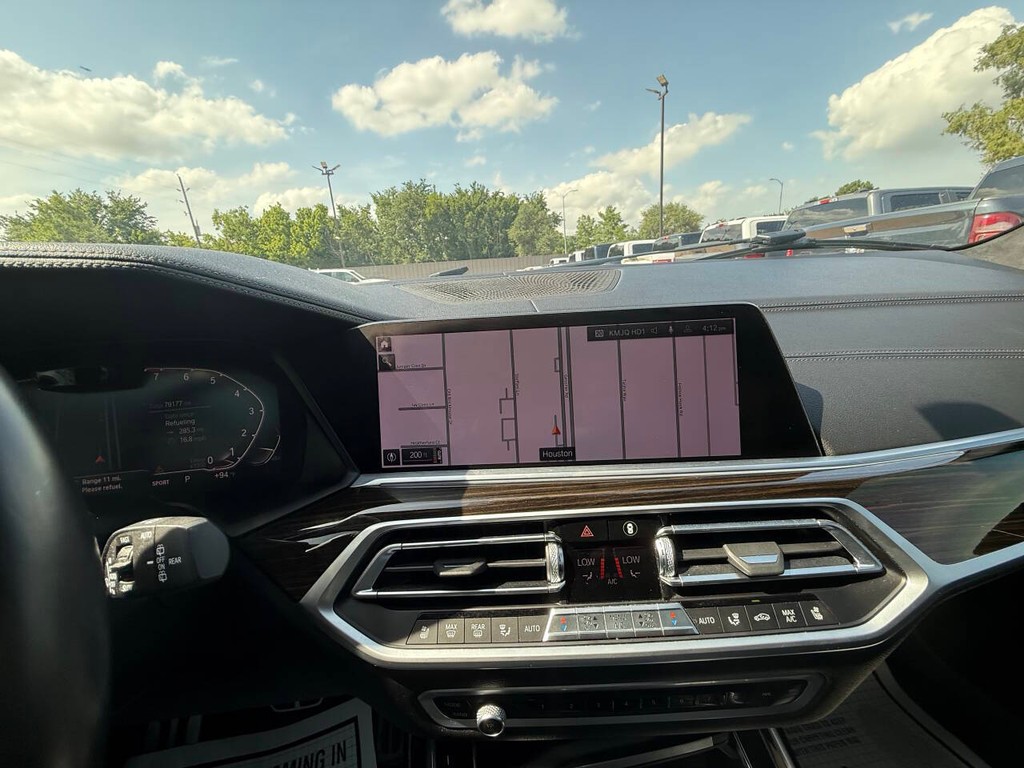 BMW X7 Vehicle Full-screen Gallery Image 25