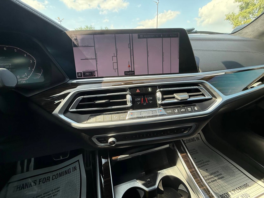 BMW X7 Vehicle Full-screen Gallery Image 28