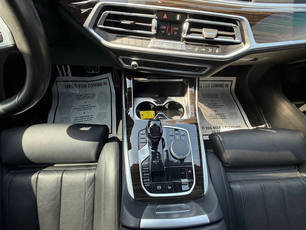 BMW X7 Vehicle Full-screen Gallery Image 29