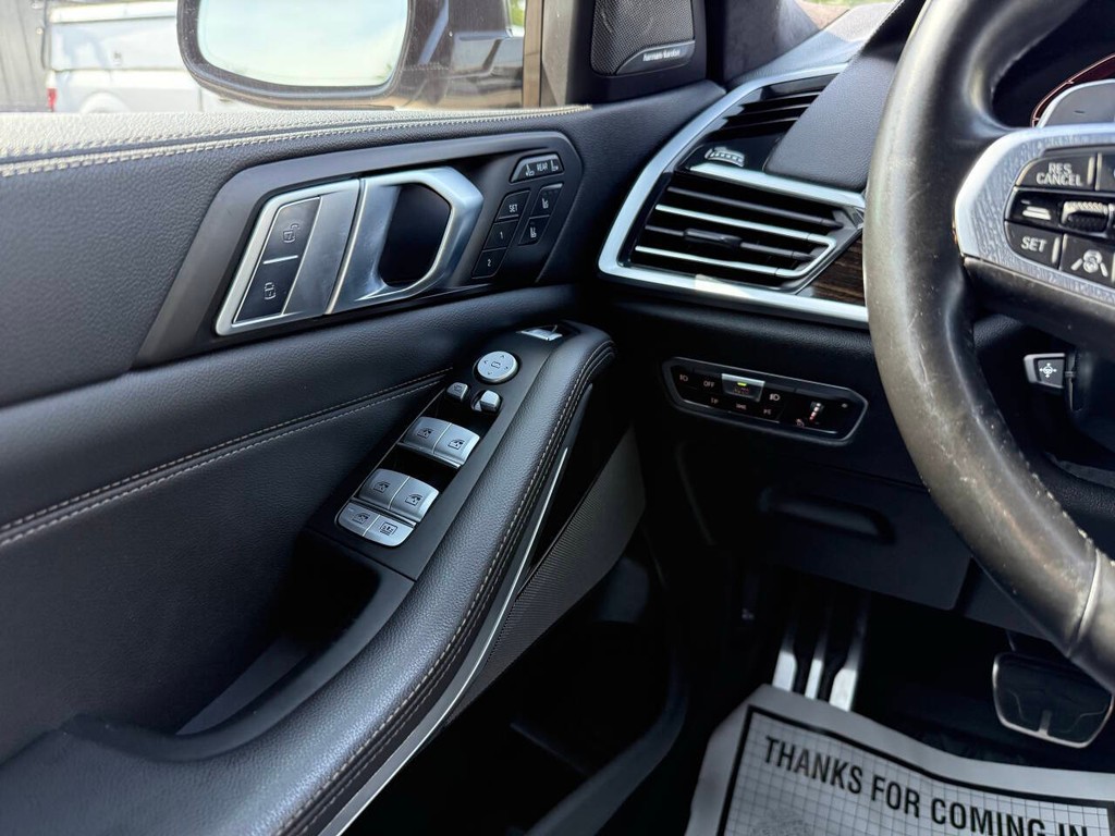 BMW X7 Vehicle Full-screen Gallery Image 30