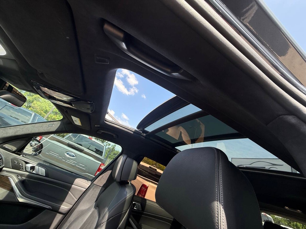 BMW X7 Vehicle Full-screen Gallery Image 31