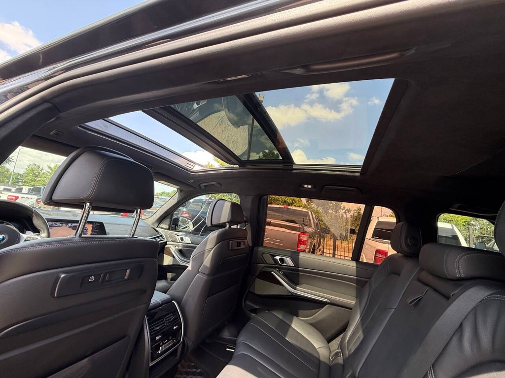 BMW X7 Vehicle Full-screen Gallery Image 32