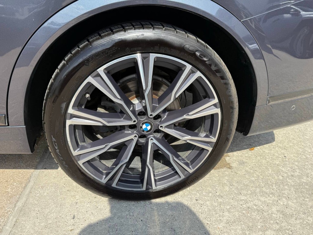 BMW X7 Vehicle Full-screen Gallery Image 37