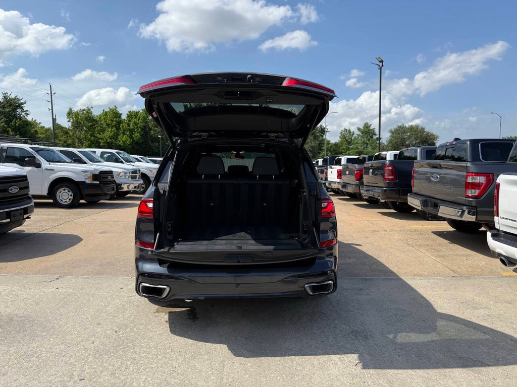 BMW X7 Vehicle Full-screen Gallery Image 38