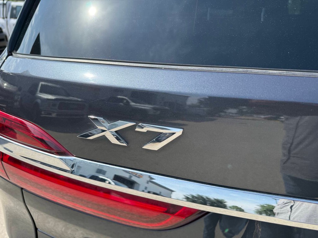 BMW X7 Vehicle Full-screen Gallery Image 42