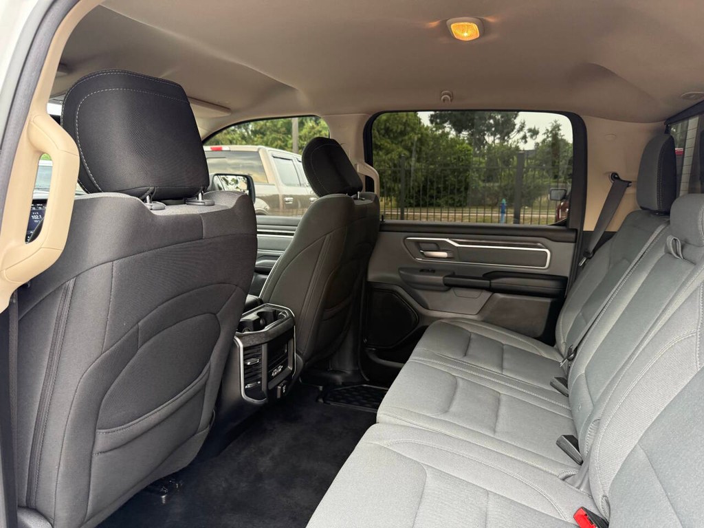 Ram 1500 Vehicle Full-screen Gallery Image 12