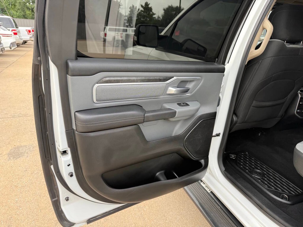 Ram 1500 Vehicle Full-screen Gallery Image 14