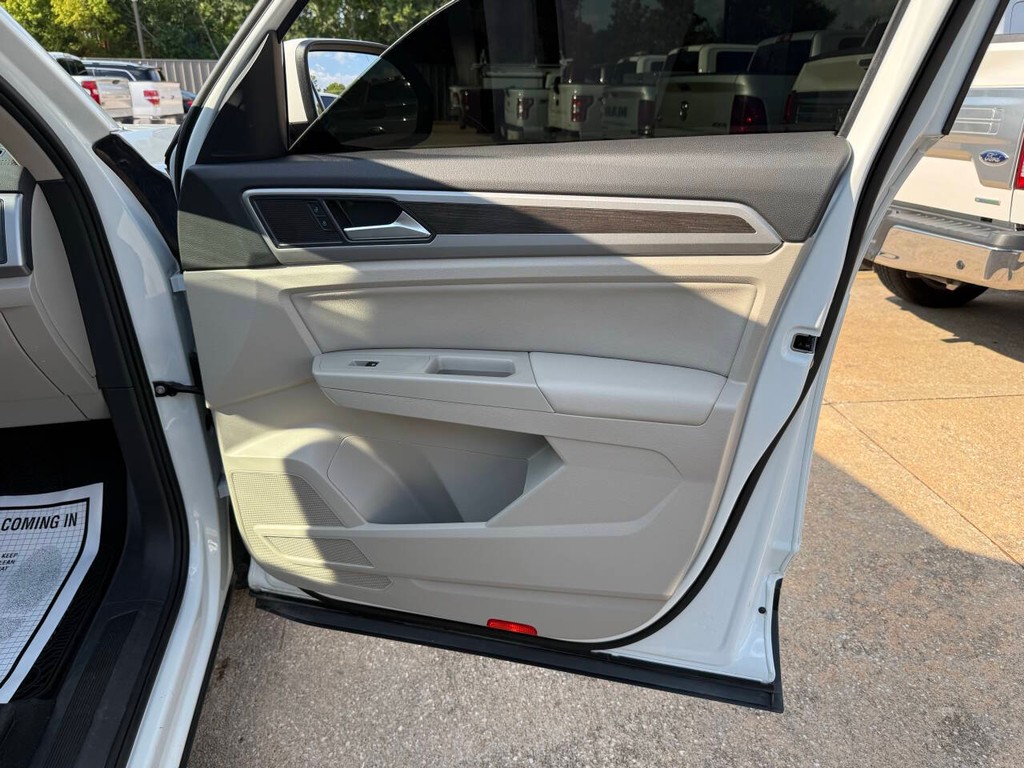 Volkswagen Atlas Vehicle Full-screen Gallery Image 11
