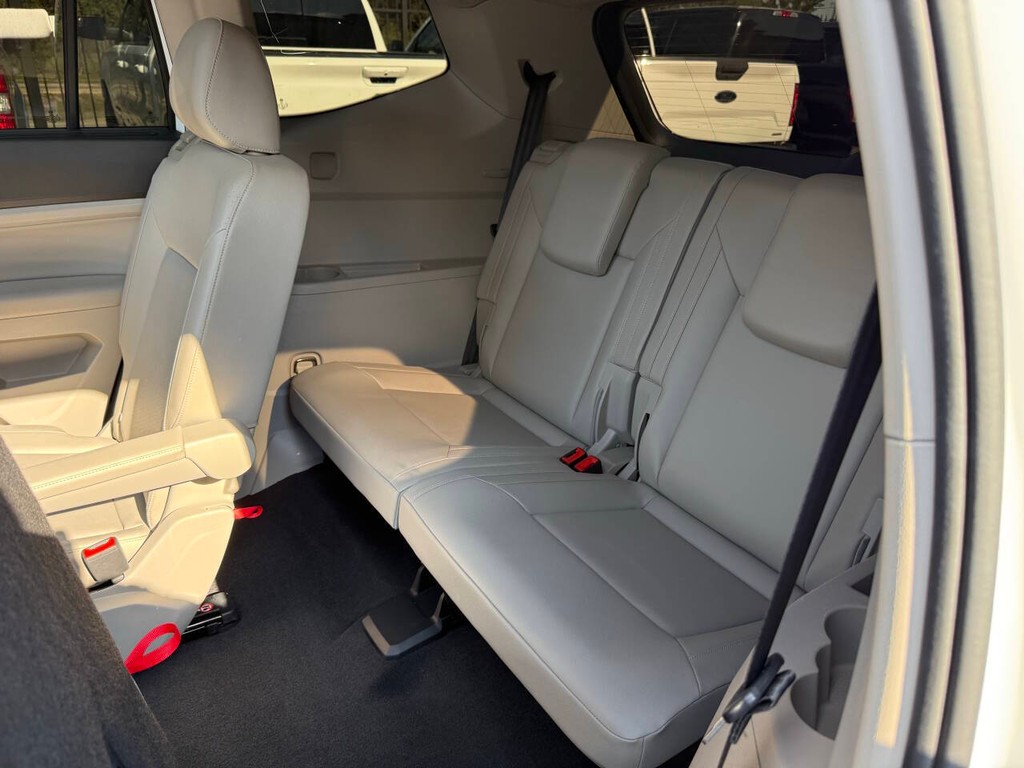 Volkswagen Atlas Vehicle Full-screen Gallery Image 14