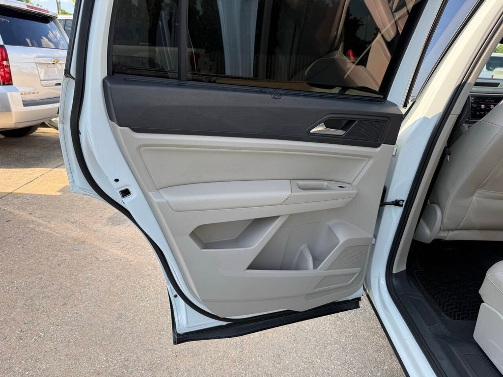 Volkswagen Atlas Vehicle Full-screen Gallery Image 15