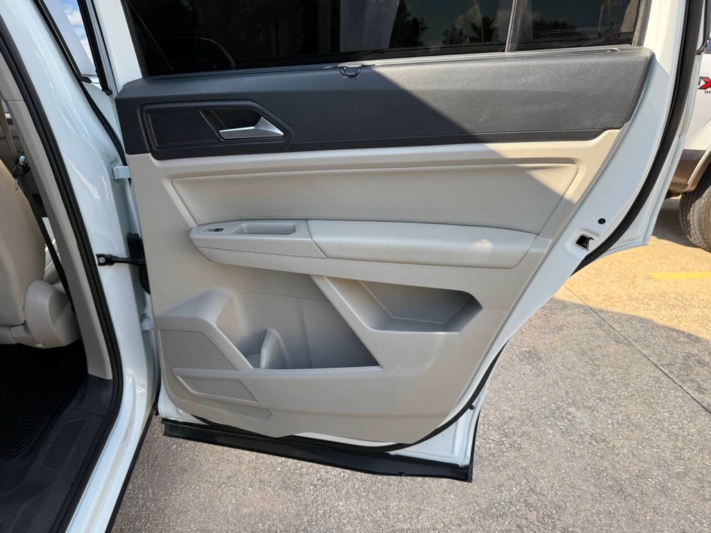 Volkswagen Atlas Vehicle Full-screen Gallery Image 18