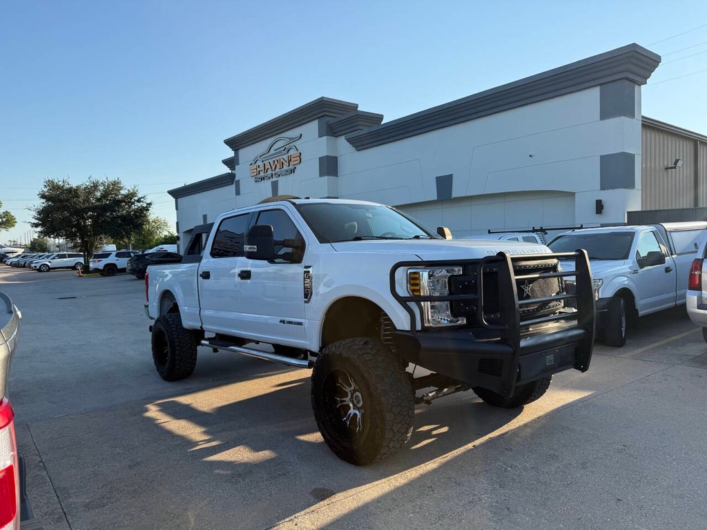 Ford Super Duty F-250 SRW Vehicle Full-screen Gallery Image 02