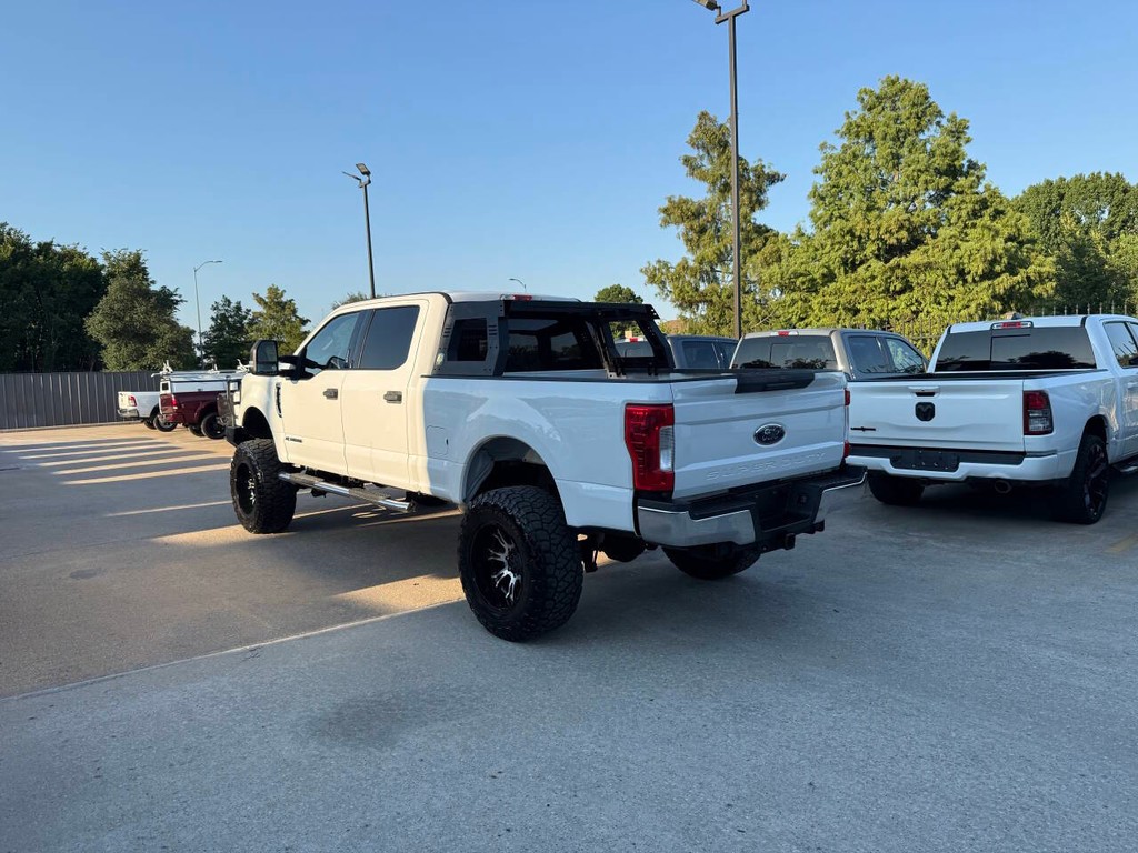 Ford Super Duty F-250 SRW Vehicle Full-screen Gallery Image 04