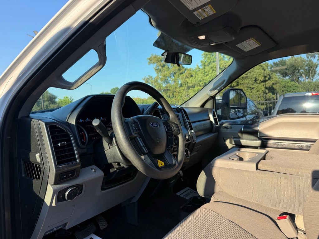 Ford Super Duty F-250 SRW Vehicle Full-screen Gallery Image 06
