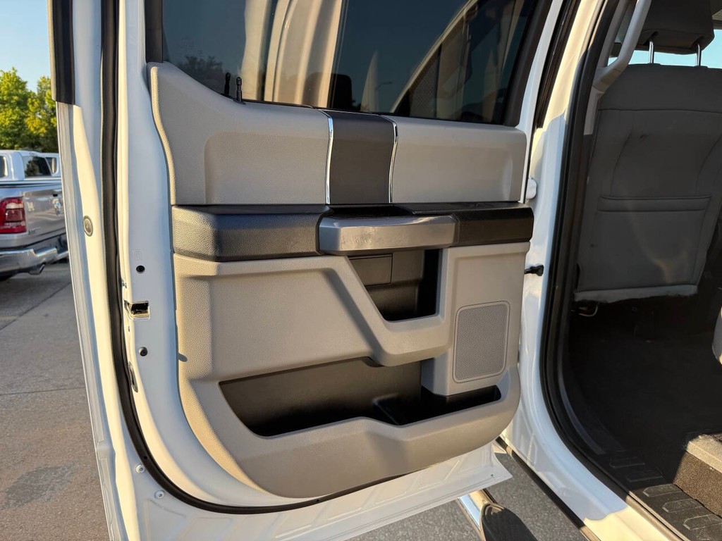 Ford Super Duty F-250 SRW Vehicle Full-screen Gallery Image 14