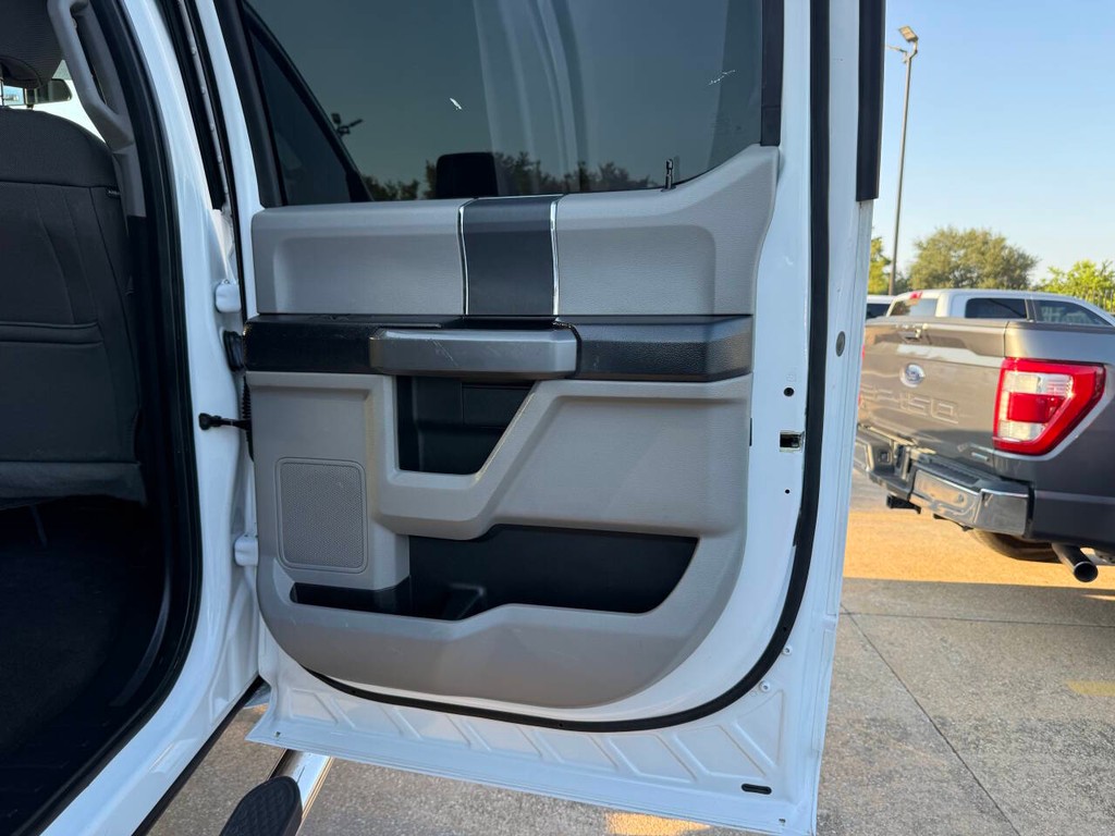 Ford Super Duty F-250 SRW Vehicle Full-screen Gallery Image 16