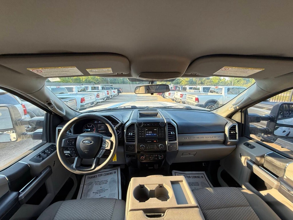 Ford Super Duty F-250 SRW Vehicle Full-screen Gallery Image 18