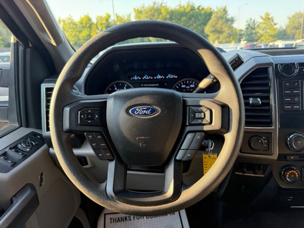 Ford Super Duty F-250 SRW Vehicle Full-screen Gallery Image 22
