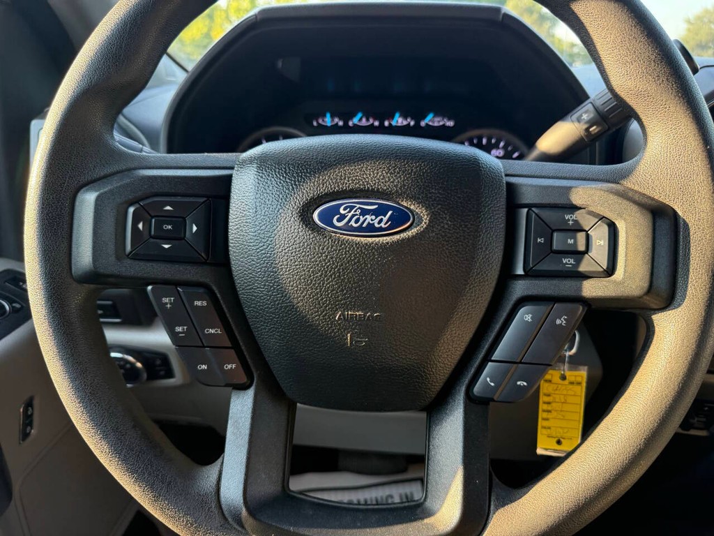 Ford Super Duty F-250 SRW Vehicle Full-screen Gallery Image 23