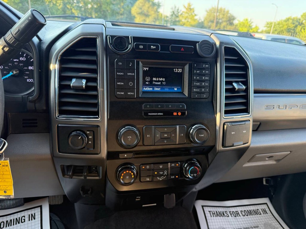 Ford Super Duty F-250 SRW Vehicle Full-screen Gallery Image 24